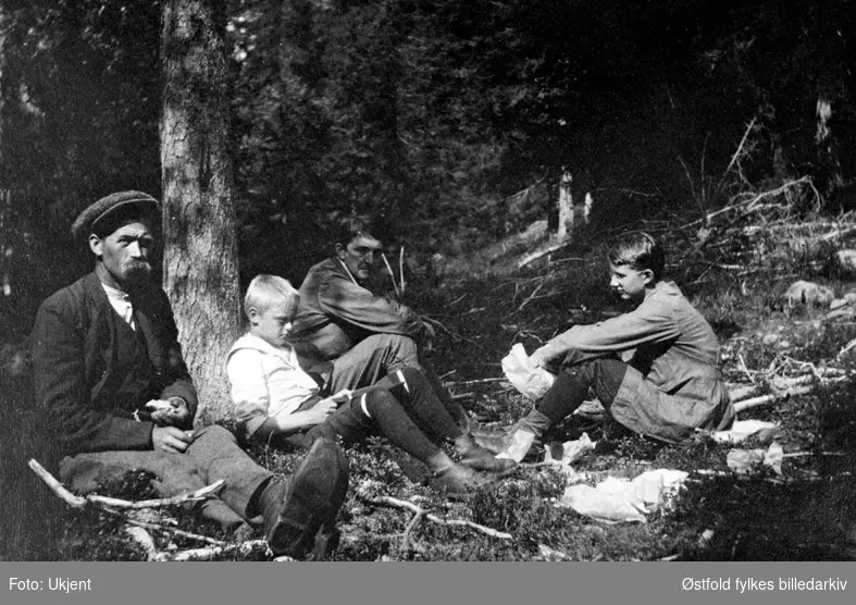 Rast i skogen med kaffe-Lars under en tur,, Rømskog, august 1915.
Fra venstre. Heming Ringsby, Axel, Ole og Thomas Stang.