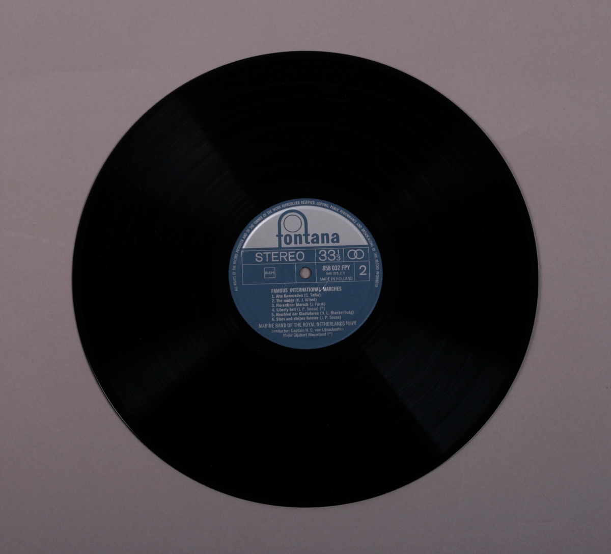 Grammofonplate i svart vinyl og plateomslag i papp. Plata ligger i en papirlomme