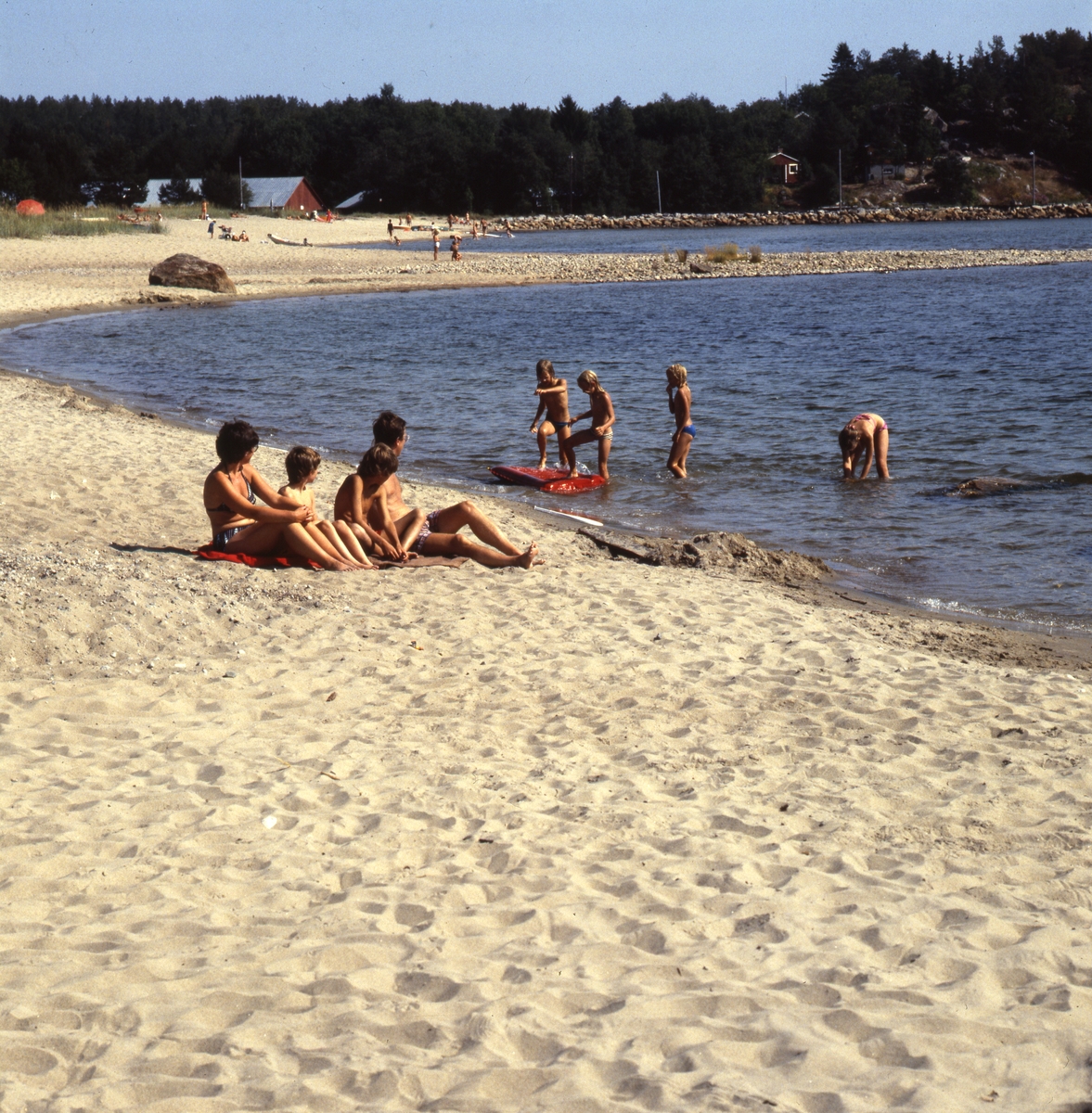 Badgäster vid havsbadet vid Sörfjärden, Gnarp.