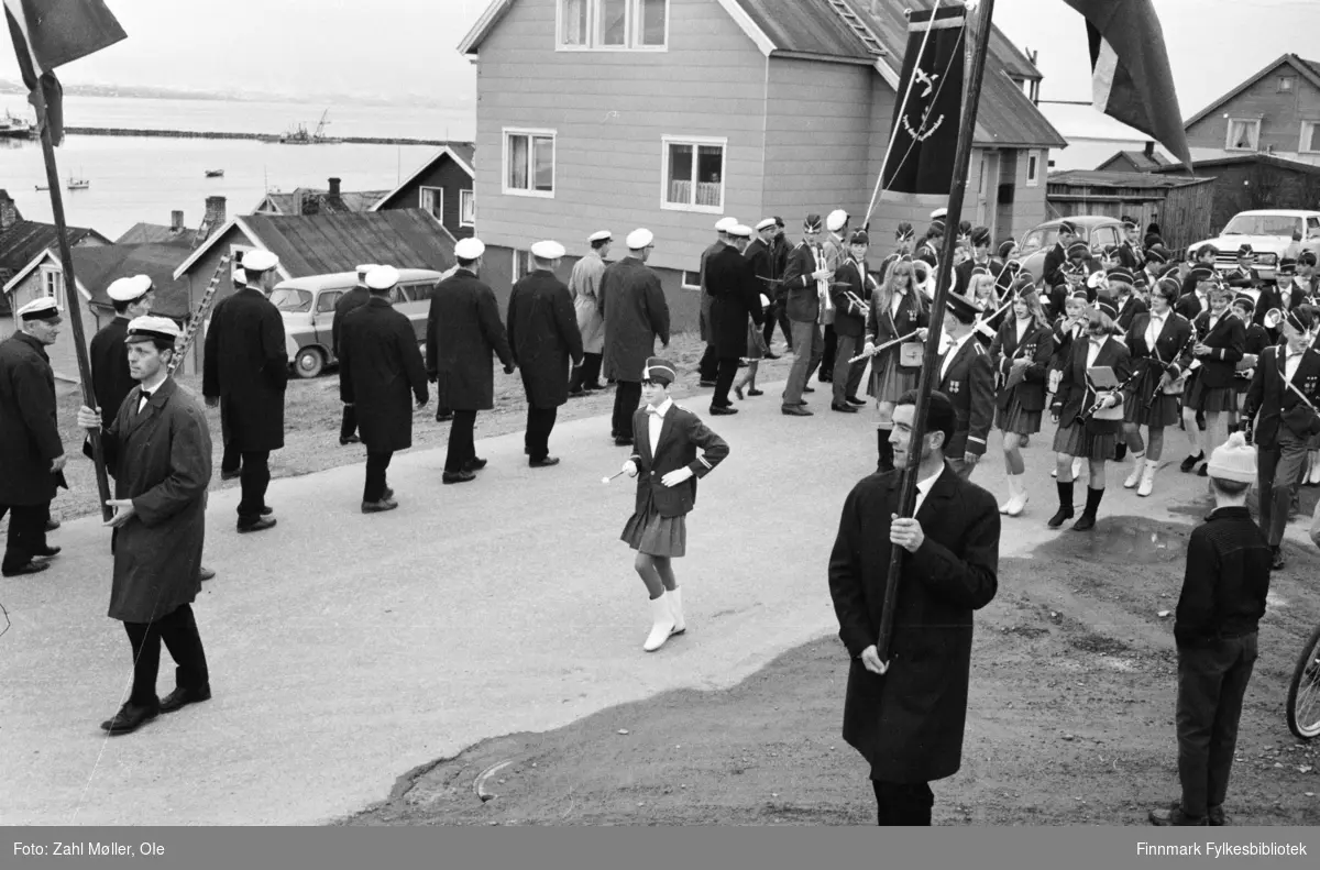 Vadsø 1968, Sangen og Musikkens Dag. Korps, sangere og flaggbærere går i prosesjon. Barna følger med.