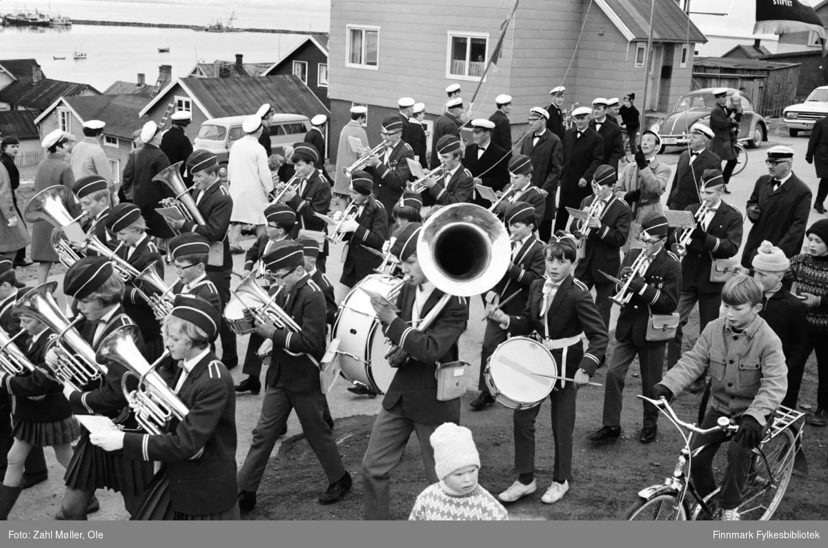 Vadsø 1968, Sangen og Musikkens Dag. Musikkorps går i prosesjon. Barna følger etter.