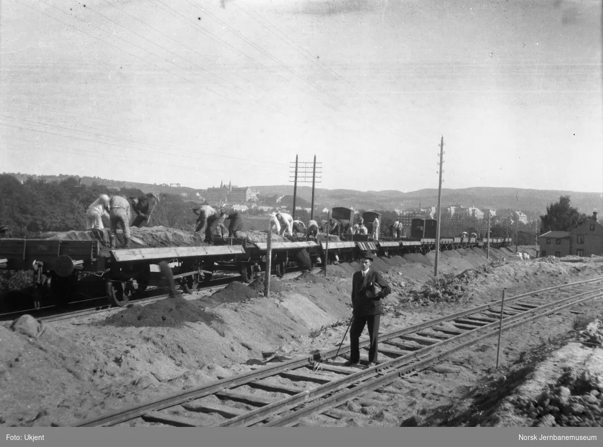 Grusing av spor ved Marienborg i forbindelse med ombygging av Størenbanen til normalspor