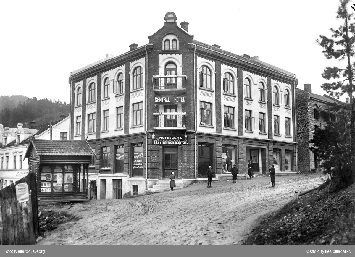 Parti fra Notodden i Telemark. Central Hotel med Notoddens Kinematograf i første etasje. Oppslagstavle med plakater (kanskje kinoreklame) til venstre.