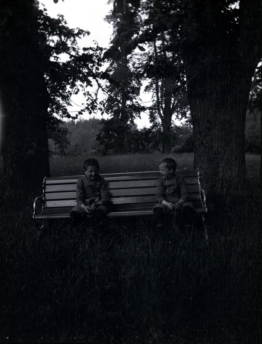 Carl Henrik och Hugo på en bänk på Tuna gård.