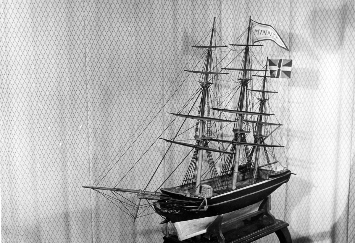 Modell av skeppet "Minnet". Skepp byggt av Gefle 1836, 249 sv. 143 nyläst, 493 ton. Redare: D. Elfstrand o Co Gefle.
