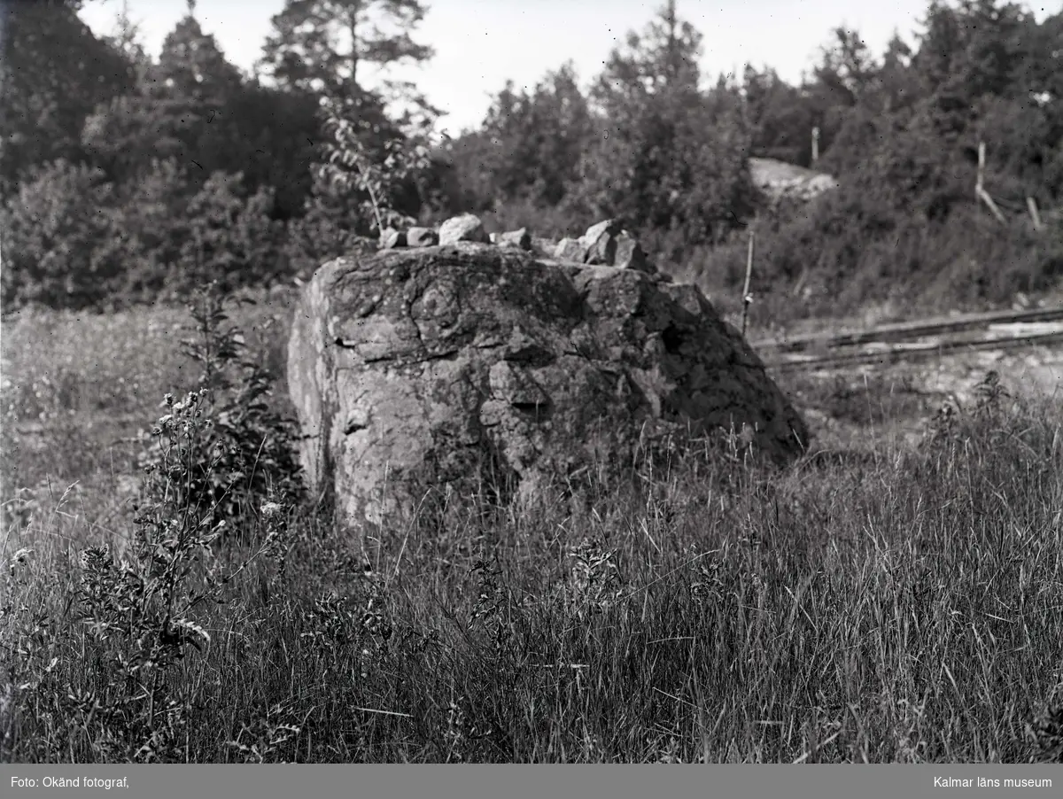 En sten och järnvägsräls i Lilla Mark.