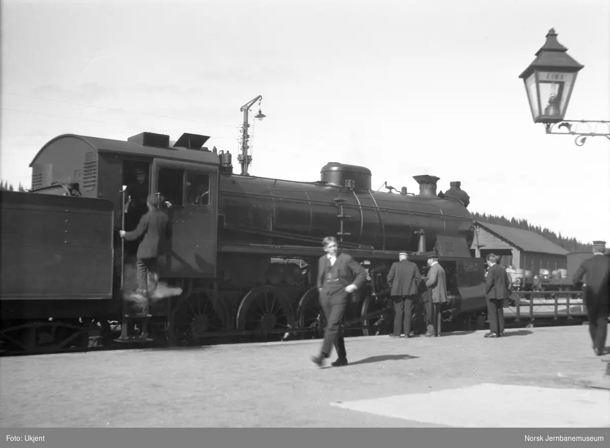 Nytt damplokomotiv type 26c fra Motala Verkstad (nr. 378 eller 379) på Eina stasjon