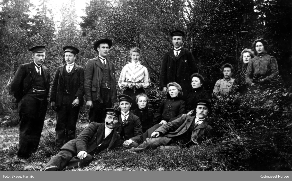 Gruppebilde av ukjente kvinner og menn