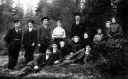 Gruppebilde av ukjente kvinner og menn