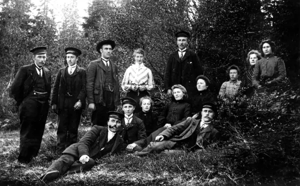 Gruppebilde av ukjente kvinner og menn