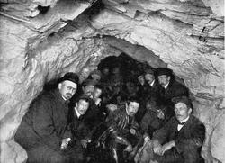 Tømmertunnelen i Eidet i Tune.
Gjennomslag i tømmertunnelen.