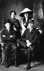 Gruppeportrett av to par i fotoatelier.