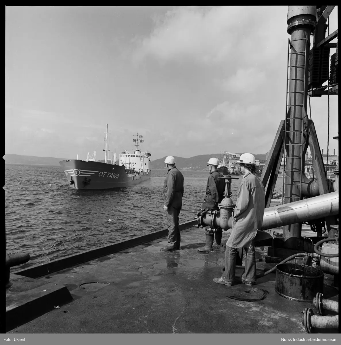 M/T Ottawa ankommer Herøya med den første Nordsjø-olje.