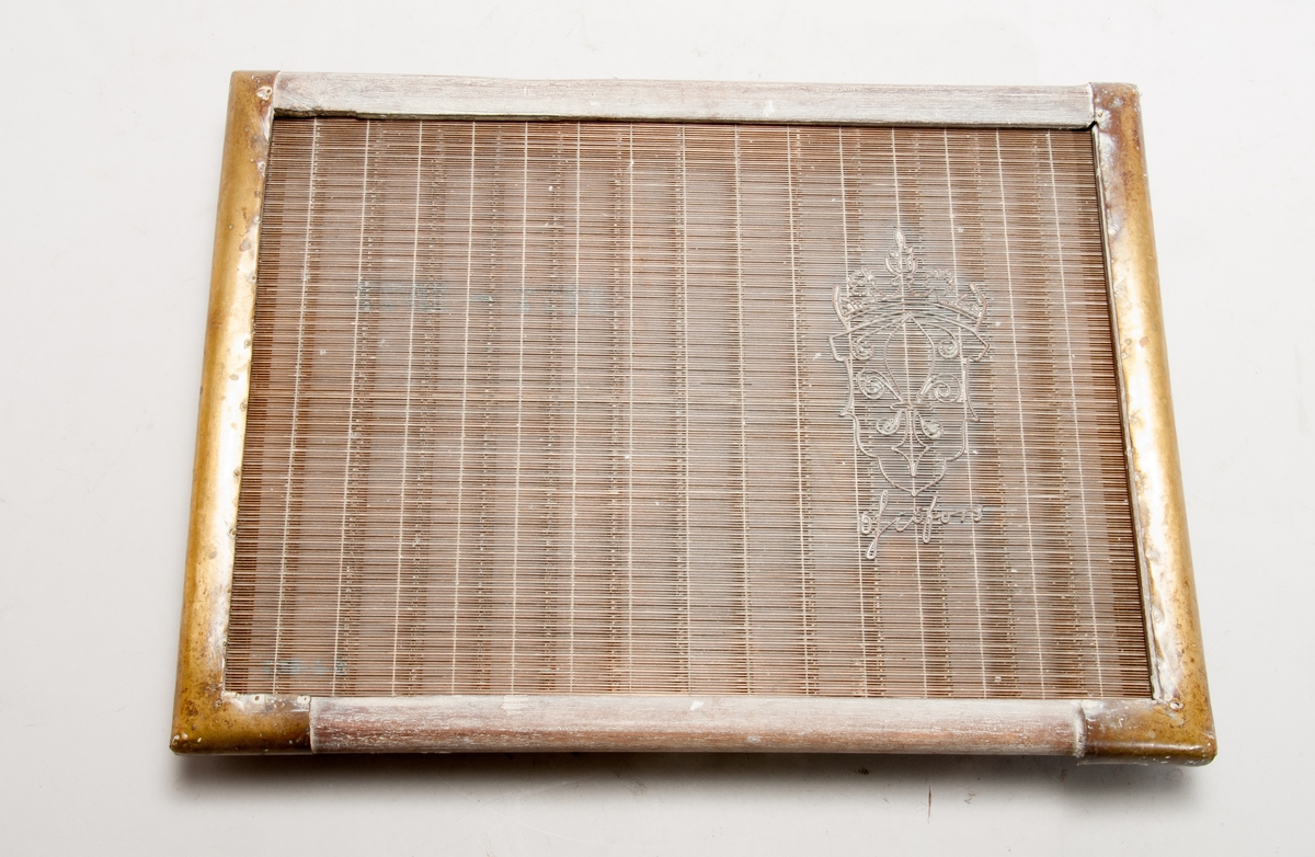 Pappersform för handformning av papper. Vattenmärke Ösjöfors. Däckel och ram beslagna med mässingsplåt.