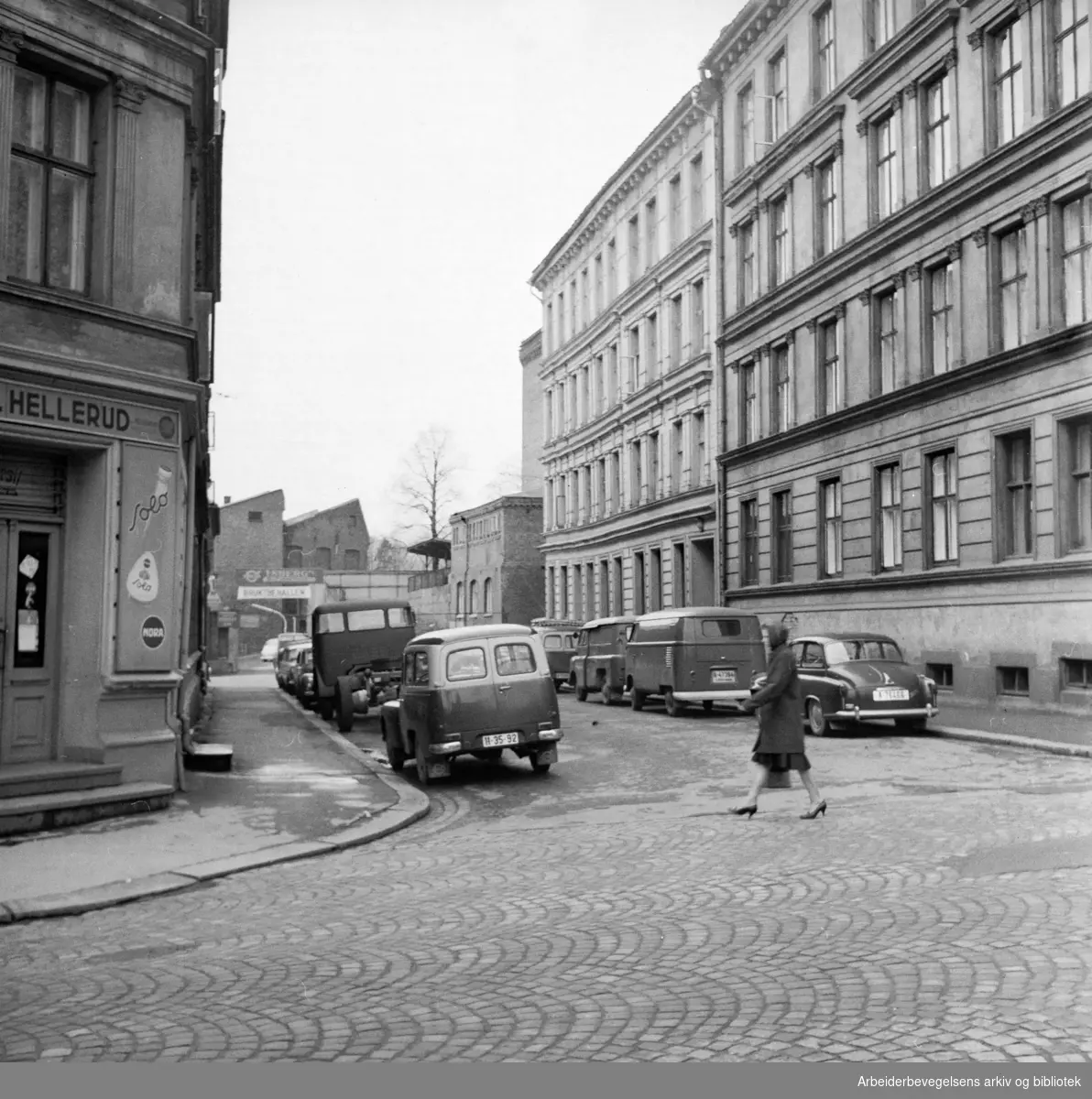 Navnløsgaten eller "gaten Gud glemte". Gata går mellom Steestrups gate og Markveien. April 1964.