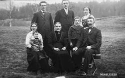 Familiebilde. Stående: Kristen, Bersvend, Ingeborg. Sittende