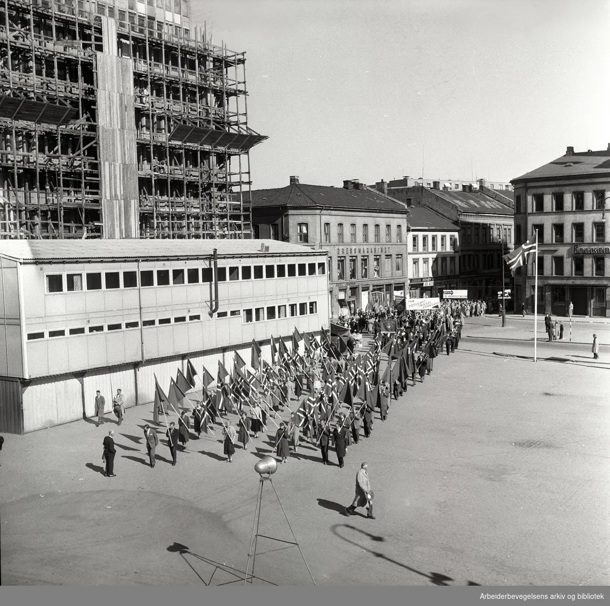1. mai 1957, flaggborg på Youngstorget.