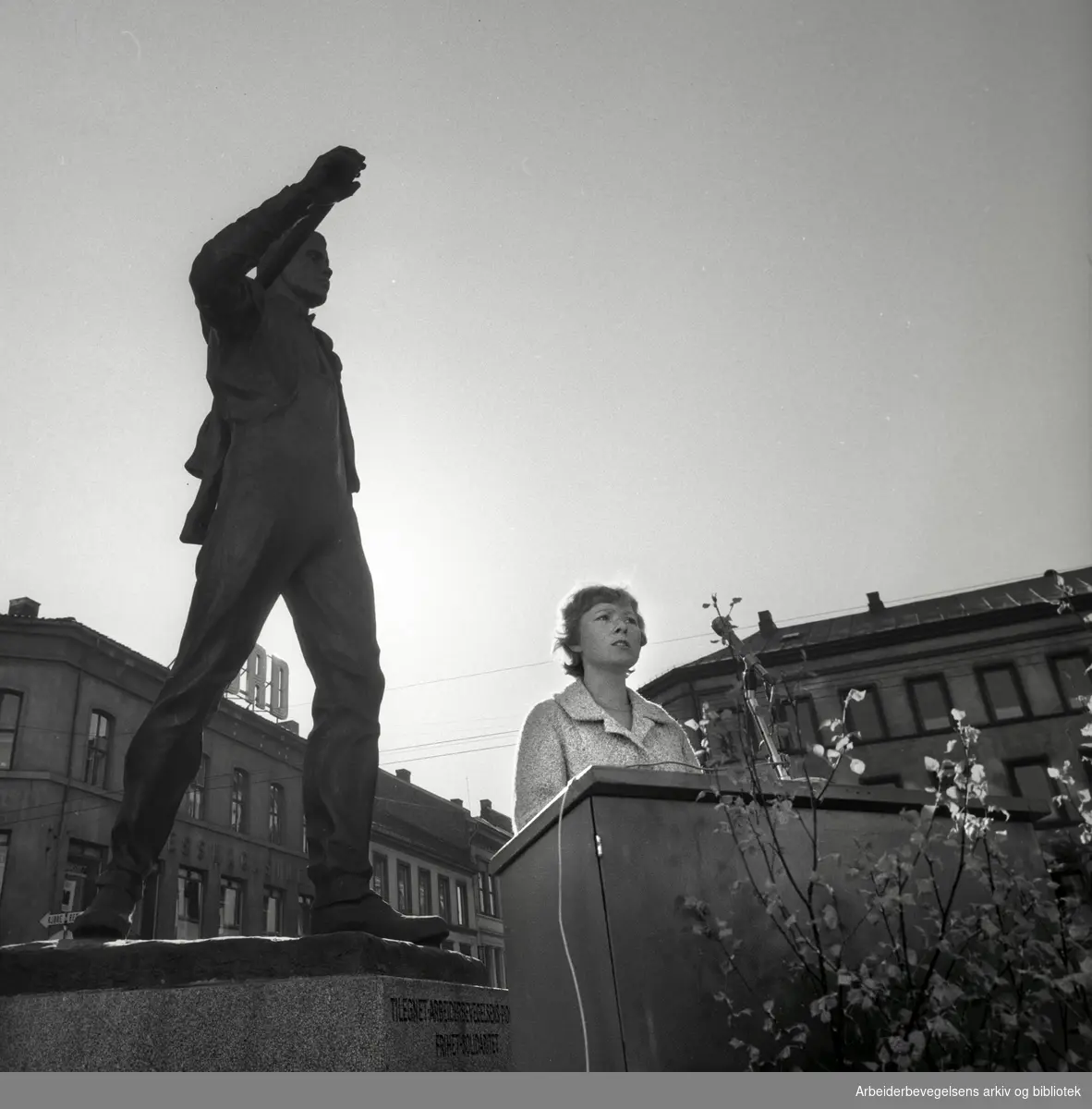 1. mai 1960, Brit Hildeng leser "Rød flaggsang" ved statuen Pioneren på Youngstorget.