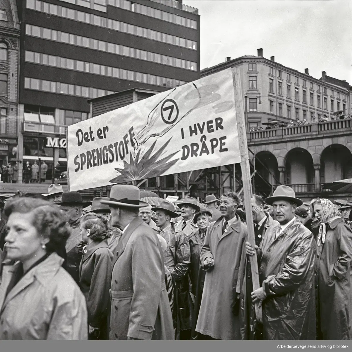 Dagen for Folkeedruskap på Youngstorget, mai 1956. Parole: Det er sprengstoff i hver dråpe.
