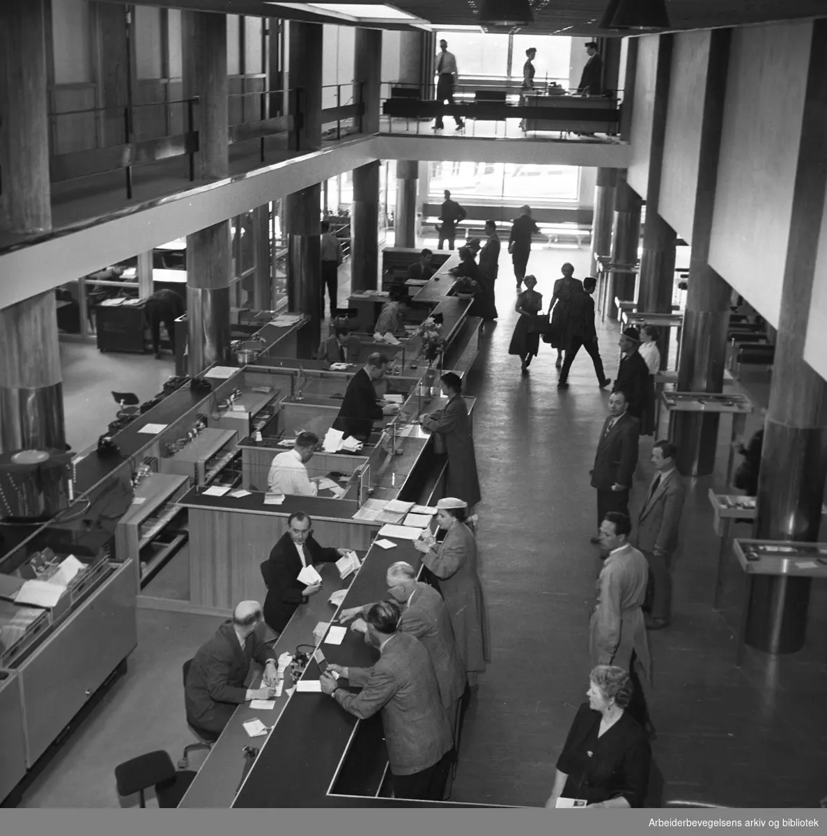 Landsbanken.Arbeidernes Landsbank inn i nye lokaler i Folkets hus.juni 1958