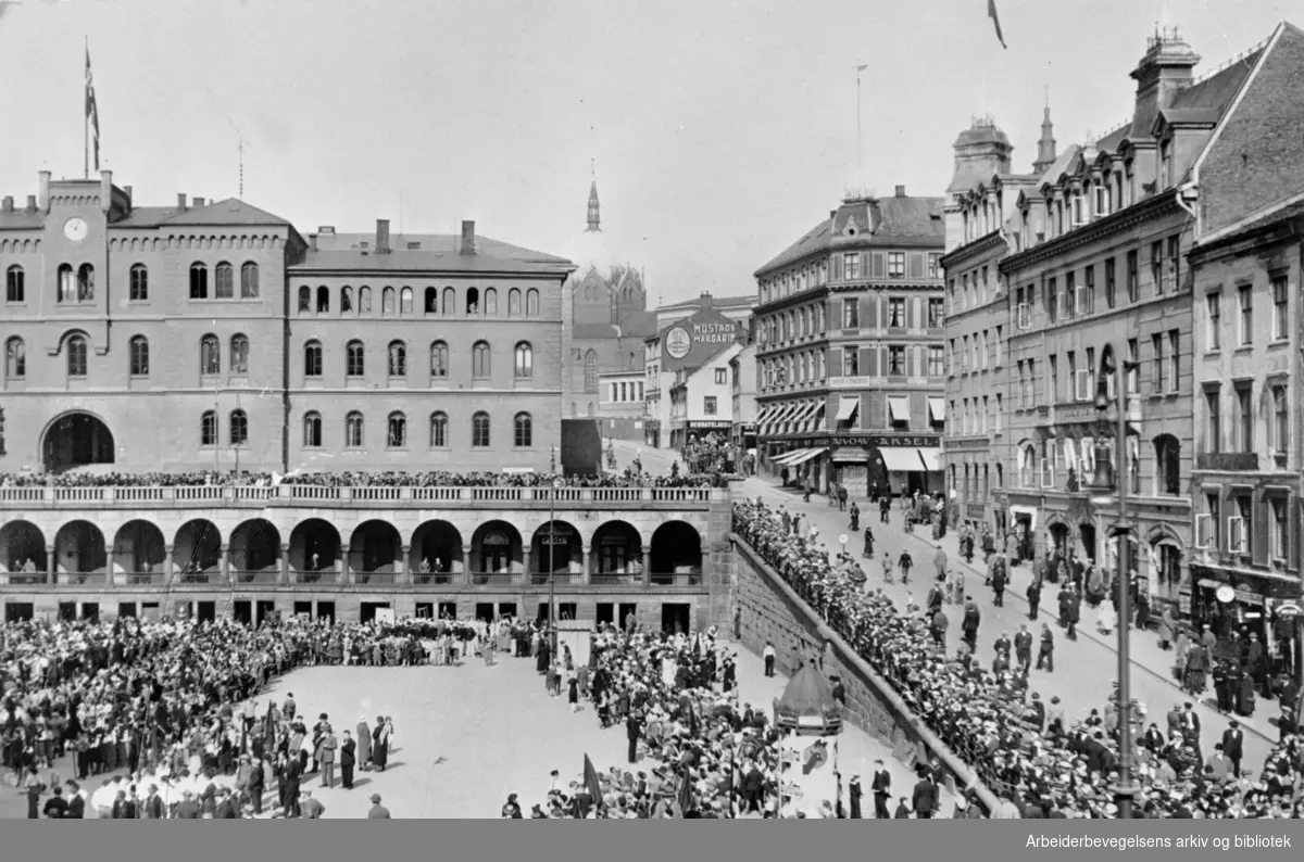 1. mai 1934, barnelagene samles på Youngstorget før barnetogets avmarsj.
