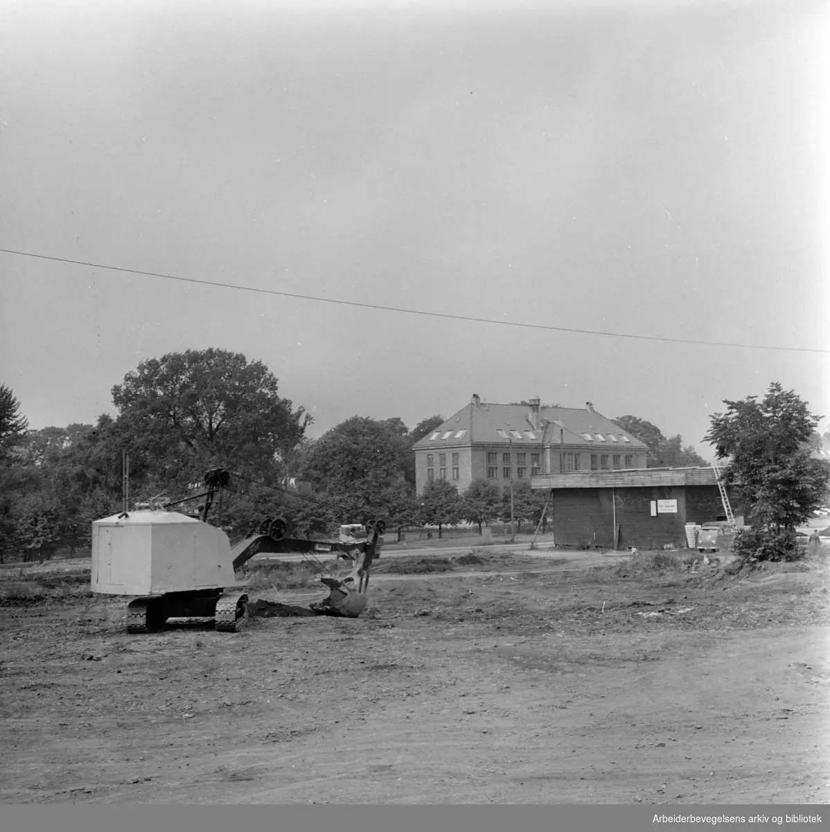 Første spadetak før byggingen av Muchmuseet på Tøyen, september 1960