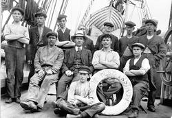 Skuta Superb av Fredrikstad, mannskapet fotografert på dekk.