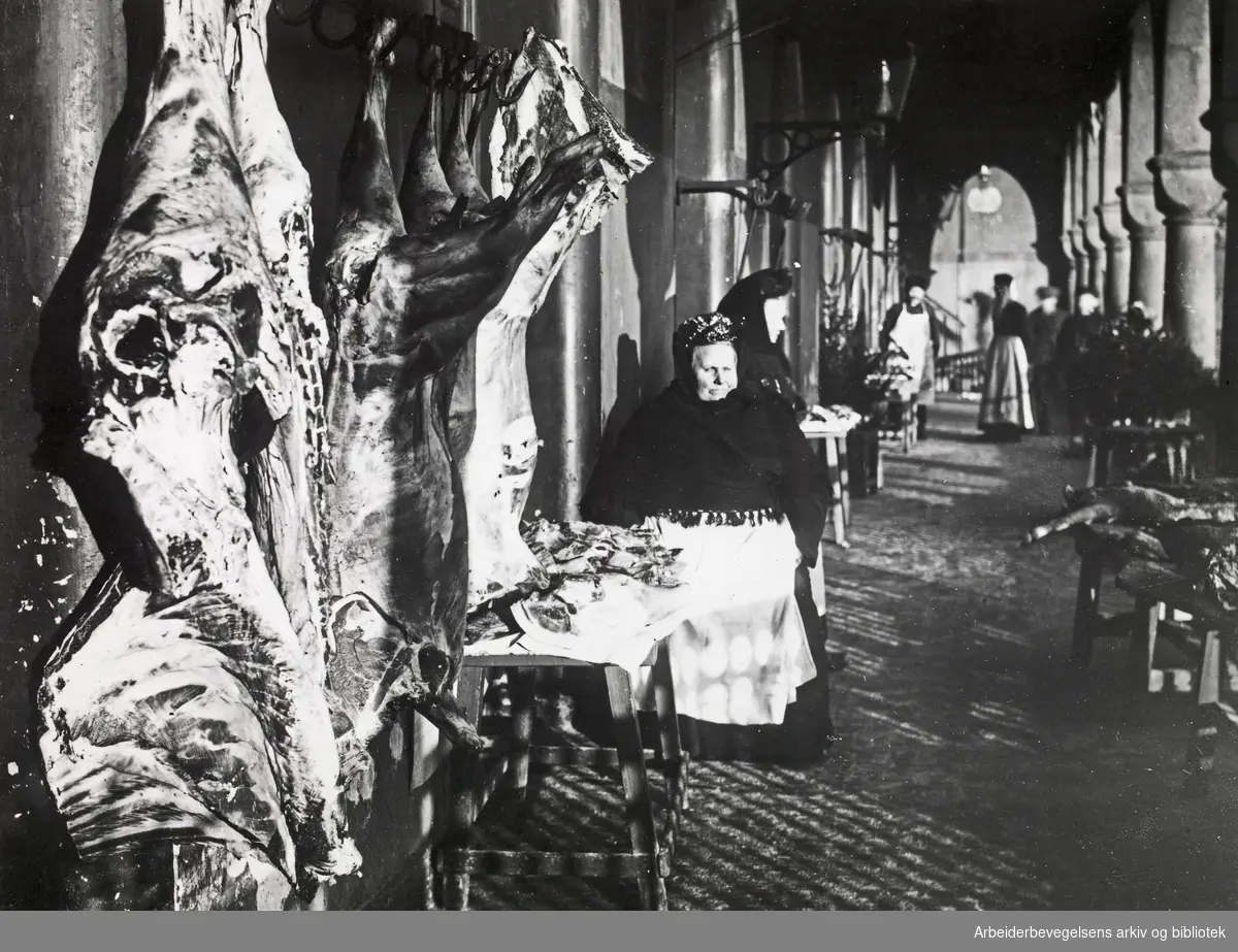 Julehandel i kjøttbasarene på Youngstorget, 1910.