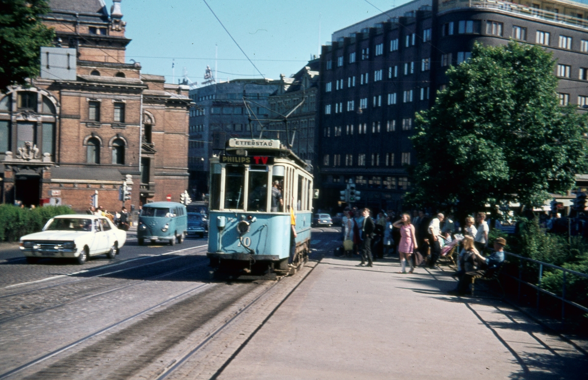 Sporvogn 70 på rute 6 ved Natinaltheateret. Dette var siste dag de klassiske toakslede Kristiania-trikkene gikk i ordinær rutetrafikk i Oslo.