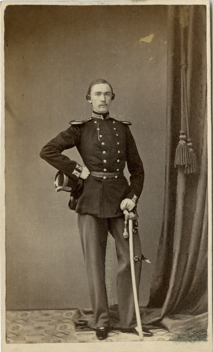 Porträtt av Axel Rappe, underlöjtnant vid Upplands regemente I 8.

Se även bild AMA.0002405.