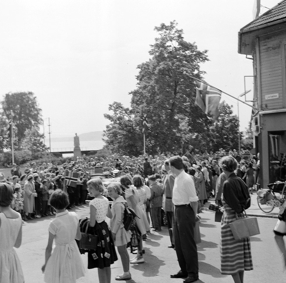 Signingsreisen 16.06.1958, Stortorget, Hamar, publikum langs kjøreruta, 
