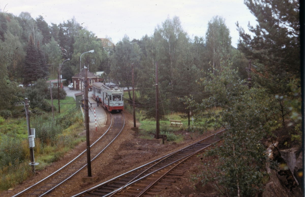 Ekebergbanens sporvogn 1013 med tilhenger ved Ljabru stasjon.
