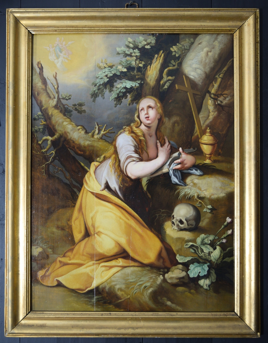 Skogsinteriør. Maria Magdalena (i gult, grått og blått, lyst hår), kneler med en bok i venstre arm som hviler på en forhøyning i terrenget. Nederst en bekk eller elv. Til høyre nedenfra: rosebusk(?), hodeskalle, pokal med lokk (salvekrukken) og kors. Grå himmel unntagen øvre høyre hjørnet. Opplyst (gul) himmel med 3 engler og blåkledt figur.