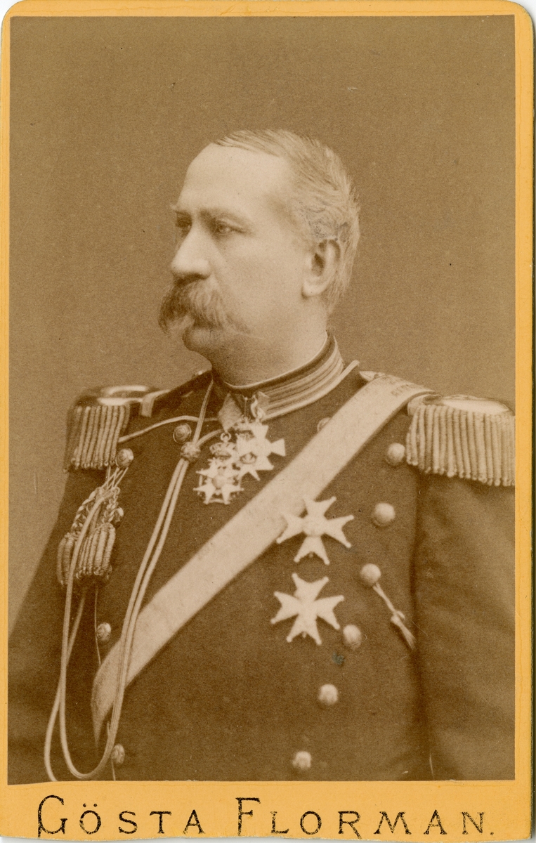 Porträtt av Cornelius Alexander Sjöcrona, generalmajor vid Skånska dragonregementet K 6.
Se även bild AMA.0021622.
