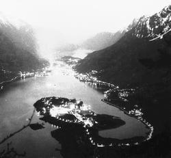 Oversikt, nattfoto, fjord, fjell, Eitrheimsneset mot Odda, f