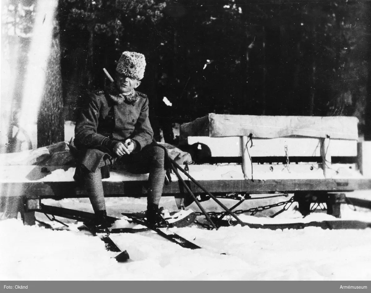 Vinterövning, officer på släde i snöig skog.