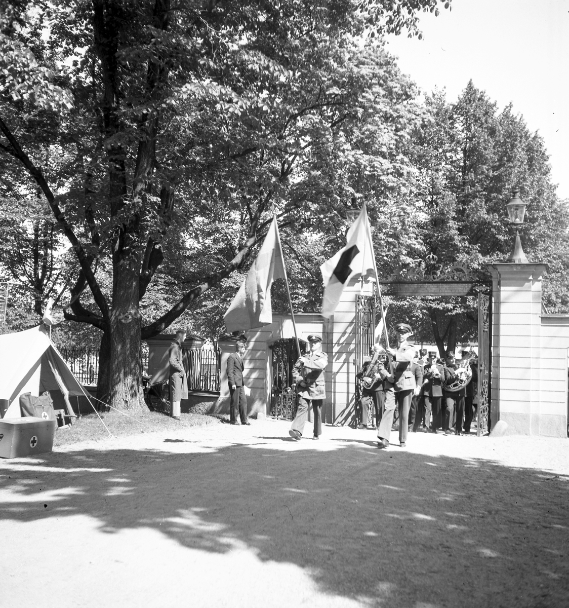 Reportage för Gefle Dagblad. Röda Korsbazar i landshövdingens trädgård på Slottet. Juni 1937
