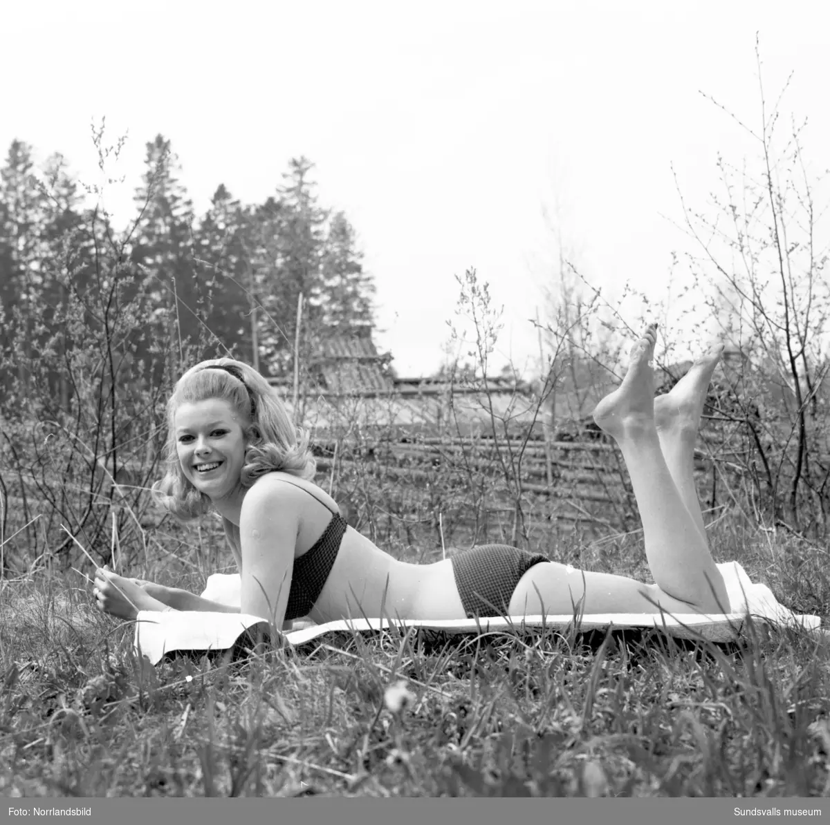 Sommarens mode för damer fotograferat för ett resereportage i Dagbladet. Bilder från Knaust, Timrå simhall och Norra stadsberget.