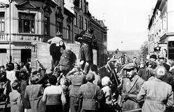 Da freden "brøt løs" i 8.mai 1945.
Pyntet lastebil i St.Mar