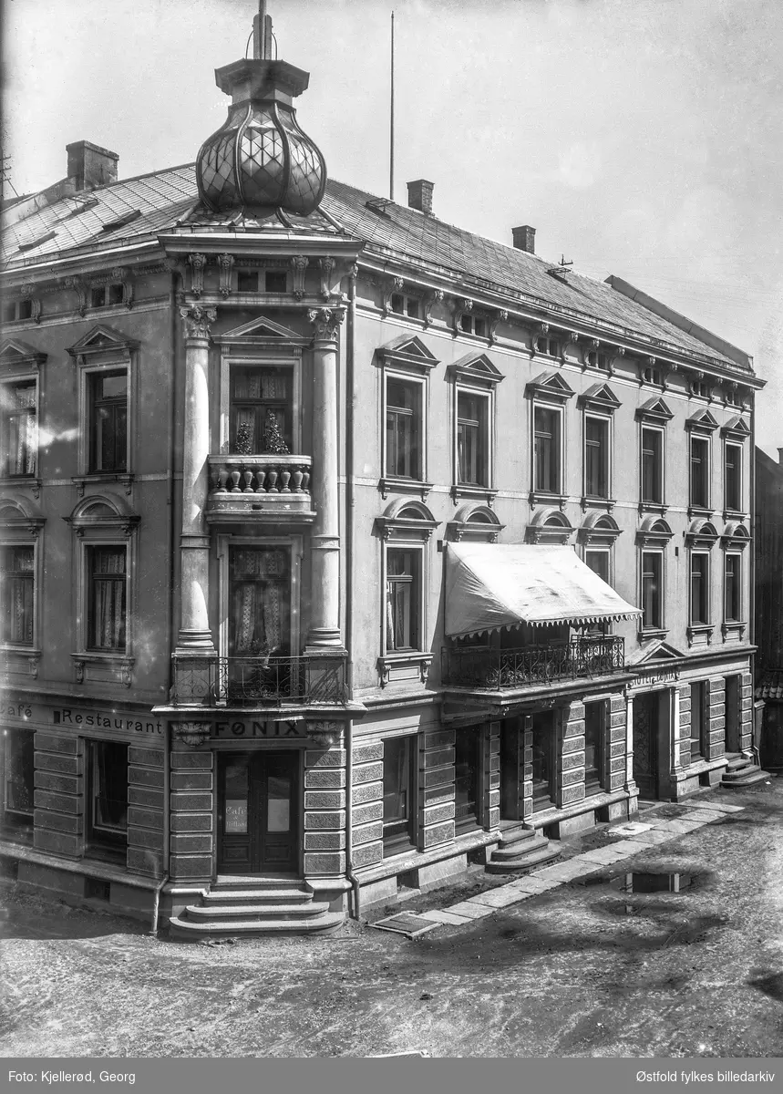 Fønix hotell i Arendal, med restaurant og kafe (biljard) , 1910.
Phønix Hotel, Friergangen på Nedre Tyholmen, Arendal. Bygget som losji for tyske murere som  reiste Trefoldighetskirken like ved i årene 1883-86.