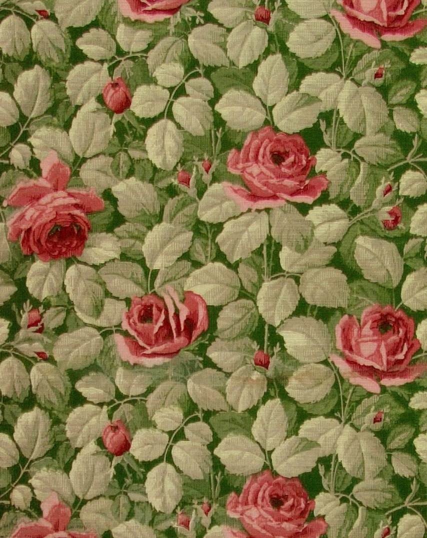 Ett ytfyllande delvis sgrafferat rosenmönster i flera rosa och gröna nyanser på ett ljusgrått genomfärgat papper. Övertryck med randmönster.
