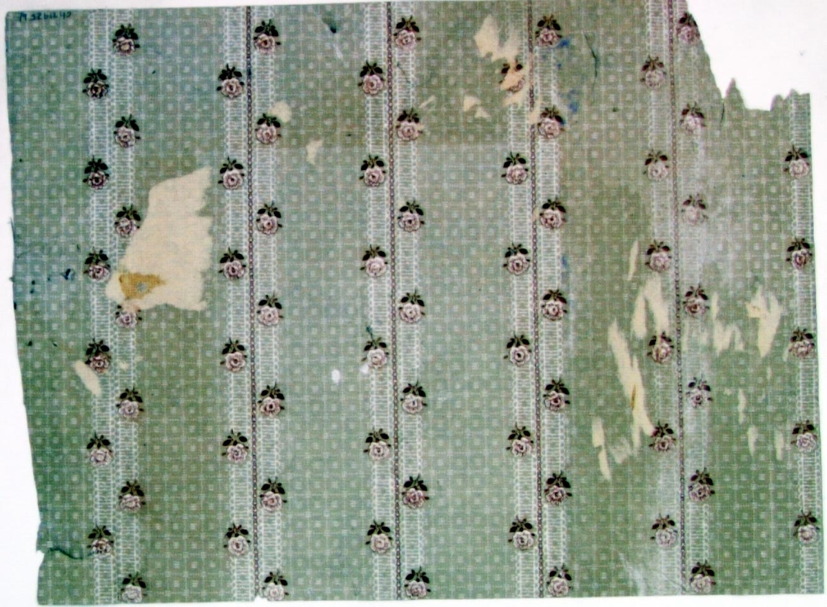 Lodrätta spetsbårder dekorerade med en återkommande liten ros.Textilimiterande bakgrund.
Tryck i vitt och chokladbrunt på ett beige genomfärgat papper.