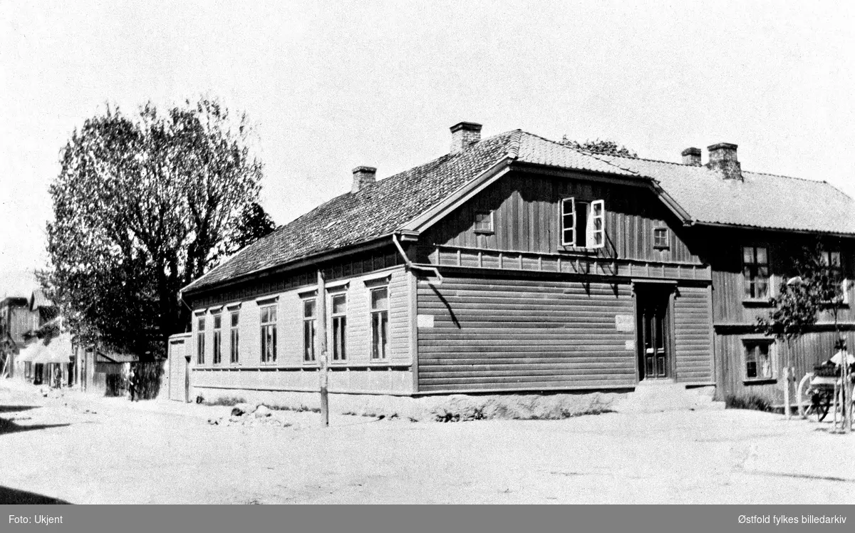 St. Marie gate 97 i Sarpsborg, ca. 1900. Senere Bjerknesgården.
Vært både kolonialforretning og bokbinderi i bygningen.