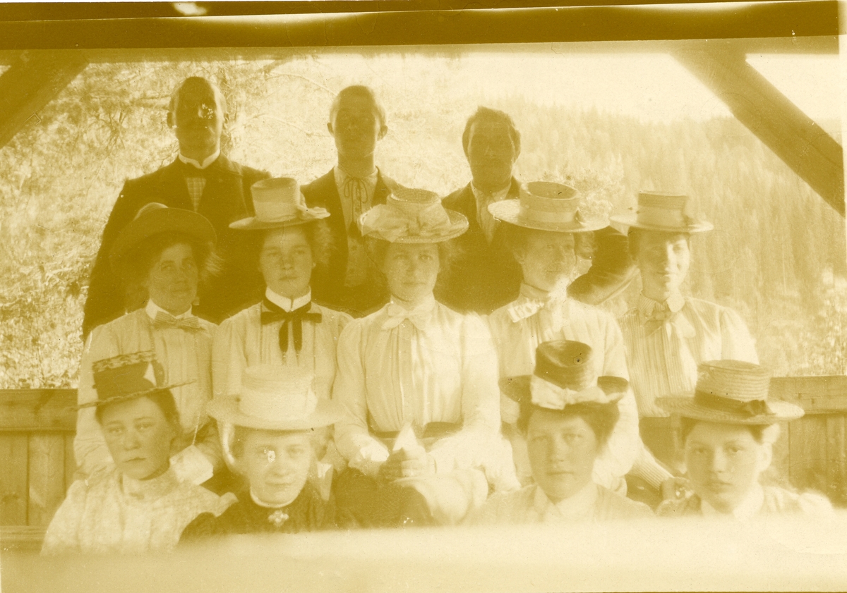 Noen av medlemmene i Begnadalen sanglag, Sør-Aurdal, 1909.