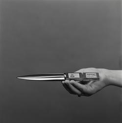 Kniv eller brevåpner vises frem. Normag magnesium