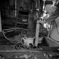 Ødelagt del på industrifabrikken. Kunst rørgang.