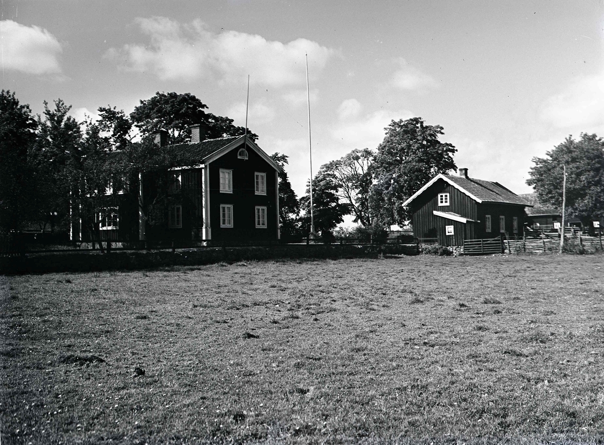 En mangårdsbyggnad och sidobyggnad i Rockneby.