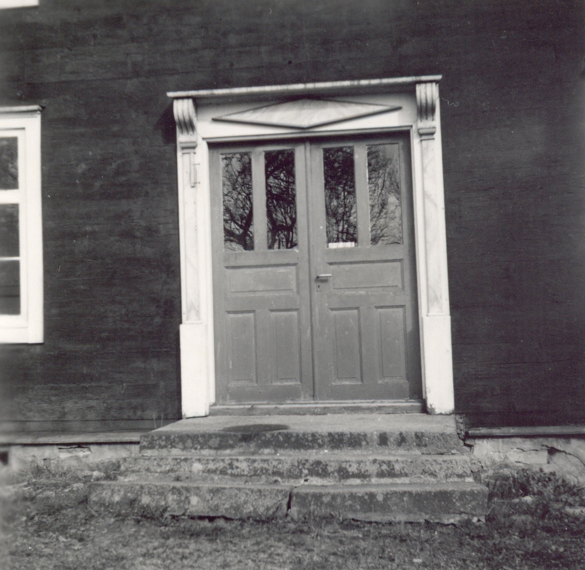 En dörr till en byggnad i Mjödehult.