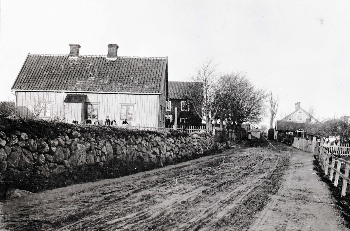 Huset närmast till vänster P A Pettersson. Därefter Sonemark-Svensson. Lilla stugan. Längst bort Robert Fagerström, senare Höglander.