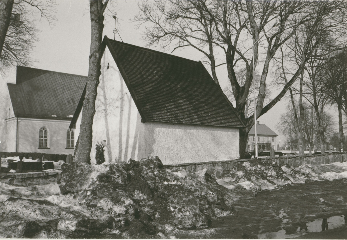 Ett bårhus, kyrka och kyrkogård i Madesjö.